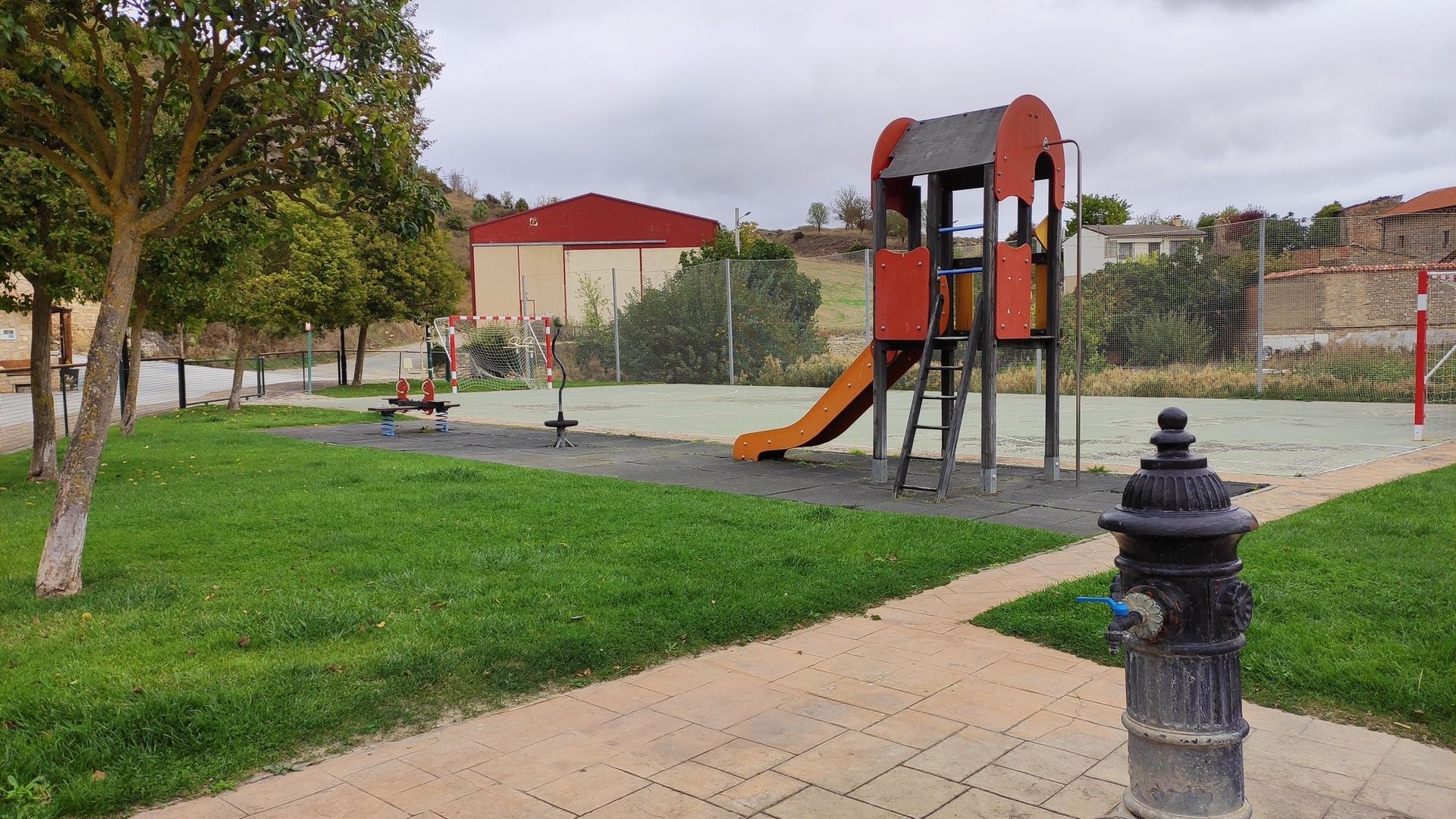 Pista deportiva y parque infantil